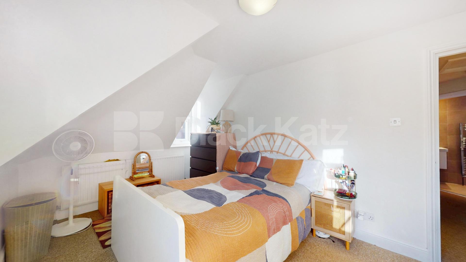 Lovely two bed set within a period house close to Tube & Shops Finchley Road, Finchley Road / Swiss Cottage